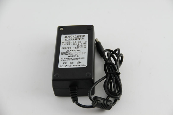 Μαύρο 60W 60Hz εναλλασσόμενο ρεύμα στον προσαρμοστή δύναμης 12 βολτ 12 βολτ IP54 με τη σταθερή μετατροπή