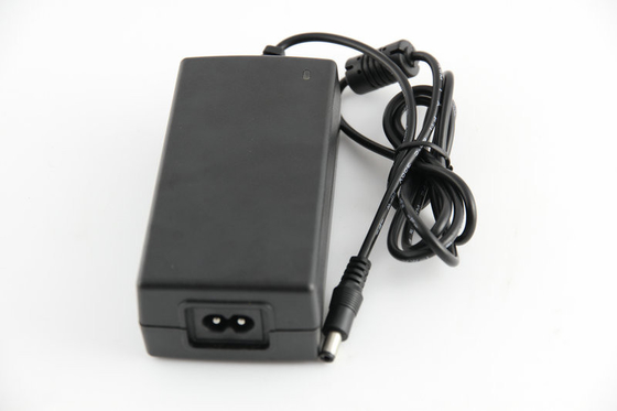 Μαύρο 60W 60Hz εναλλασσόμενο ρεύμα στον προσαρμοστή δύναμης 12 βολτ 12 βολτ IP54 με τη σταθερή μετατροπή
