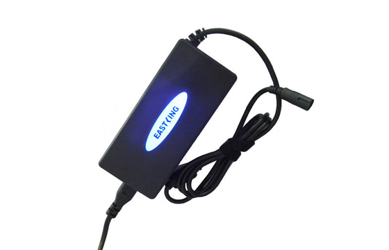 Καθολικός προσαρμοστής αυτόματο 5V 2.1A USB δύναμης lap-top του UK/των ΗΠΑ 90W με τις οδηγήσεις
